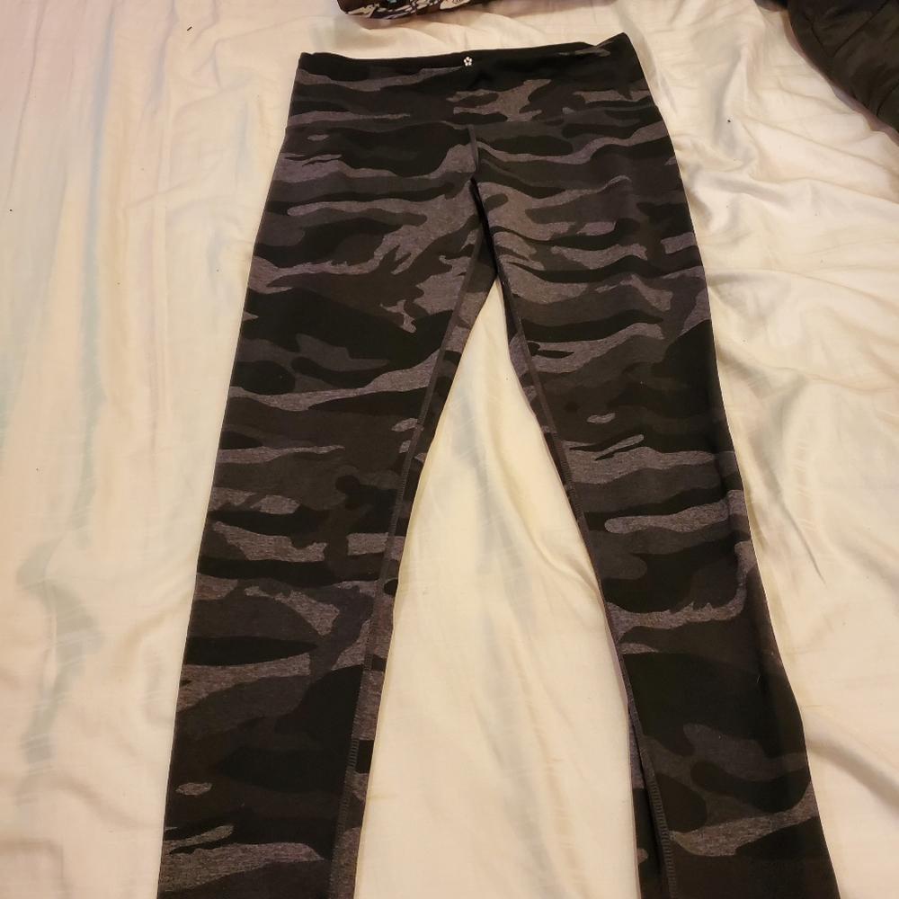 Black camo leggings